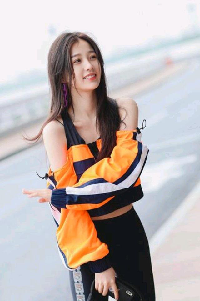 虞书欣越穿越美 彩色吊带裙天使颜值魔鬼身材