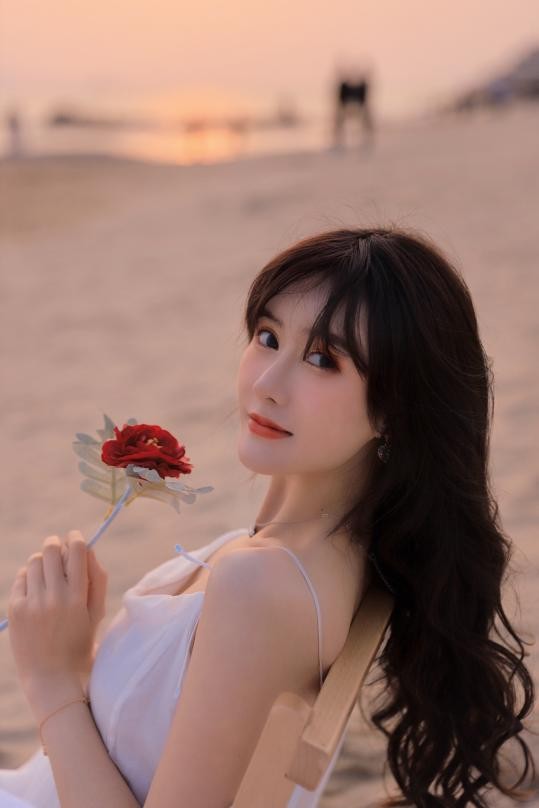 温果希日系沙滩写真,纯欲卷发艳压林小宅