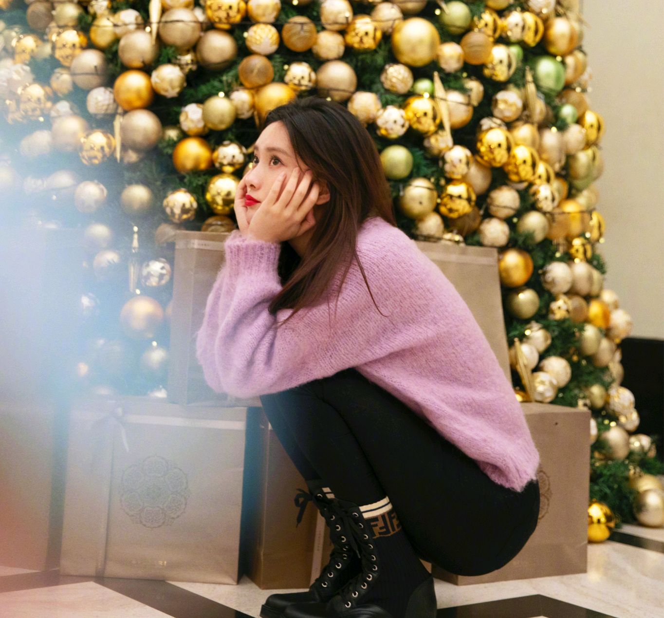 孟子义私服穿白色卫衣配印花休闲裤，意外穿出高级感