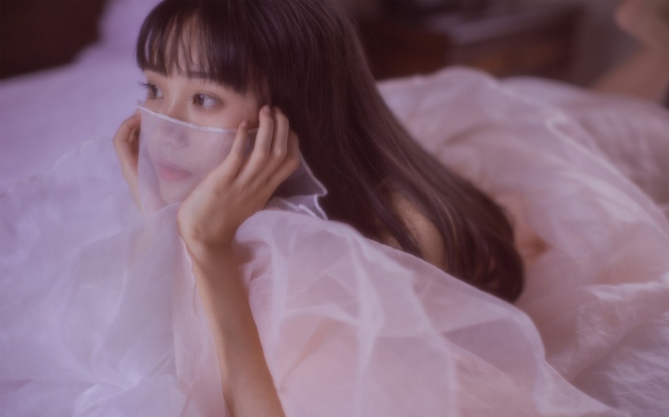 美女穿透明薄纱复古睡裙慵懒甜美风写真