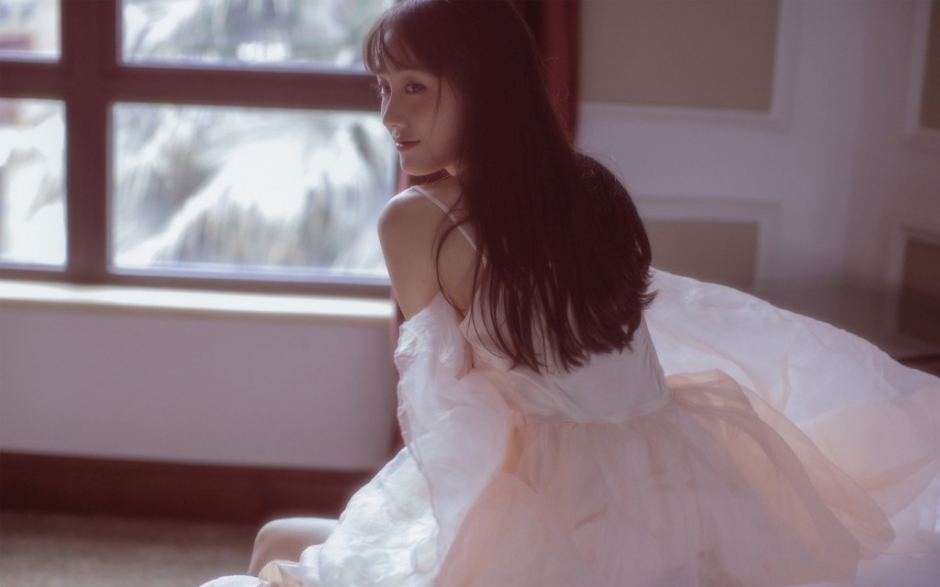 美女穿透明薄纱复古睡裙慵懒甜美风写真