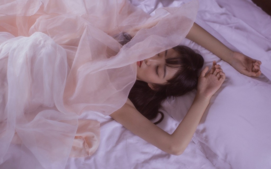 美女穿透明薄纱复古睡裙慵懒甜美风写真