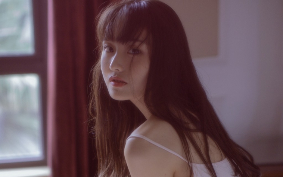 美女穿透明薄纱复古睡裙慵懒甜美风写真