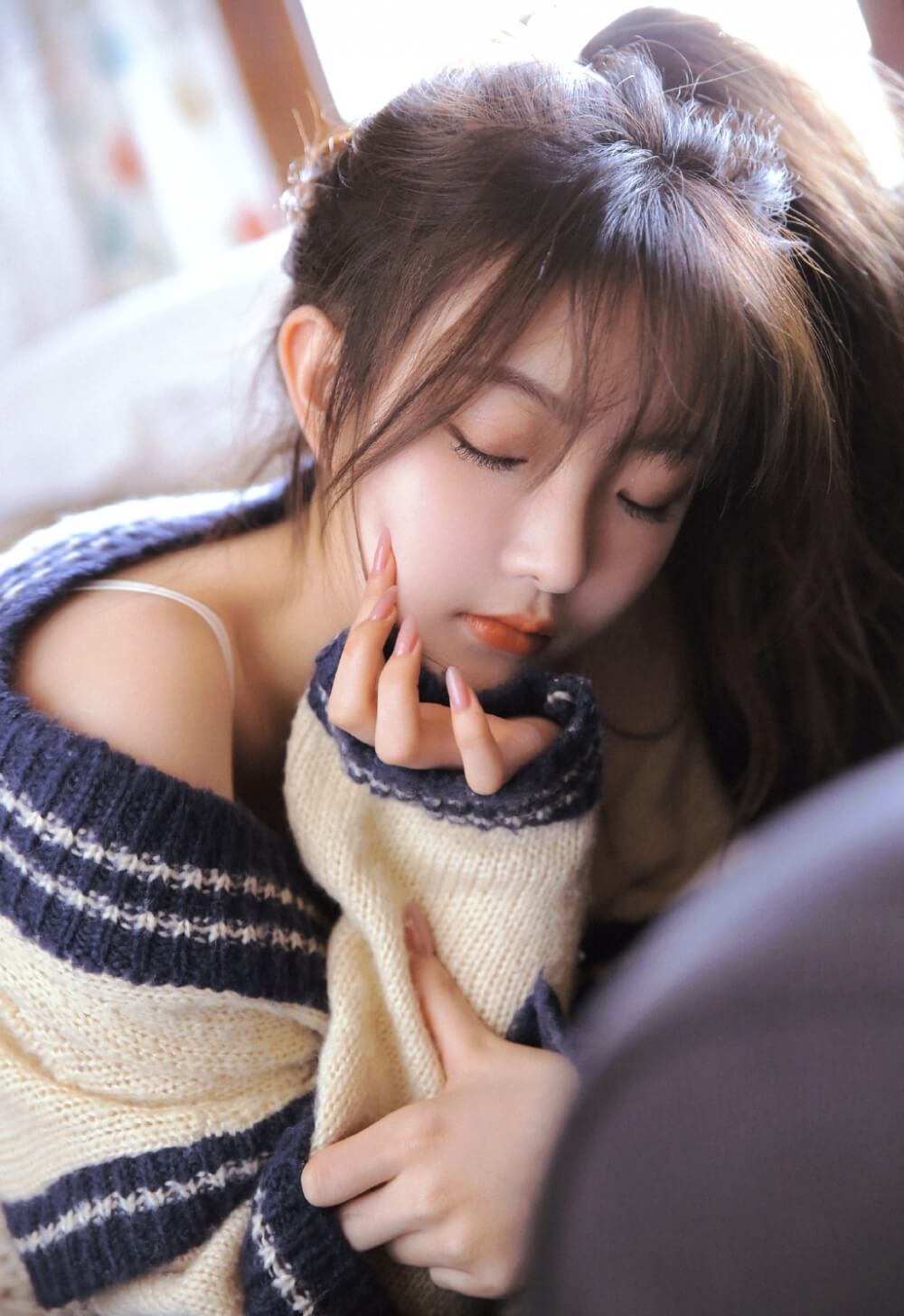 穿毛衣的美少女白嫩玉腿诱人写真图片