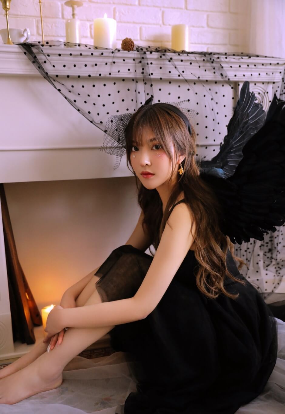 穿黑纱吊带裙的极品黑天使美女深V诱人写真图片