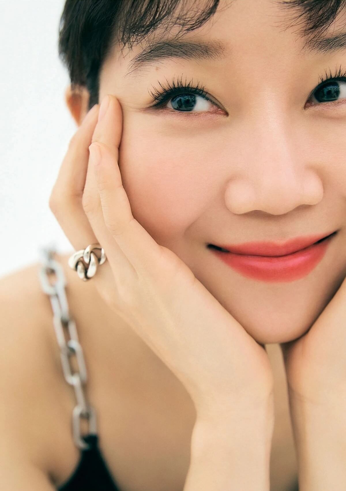 和春天里的阳光一样明媚，孔晓振化身森林系女神出镜彩妆广告