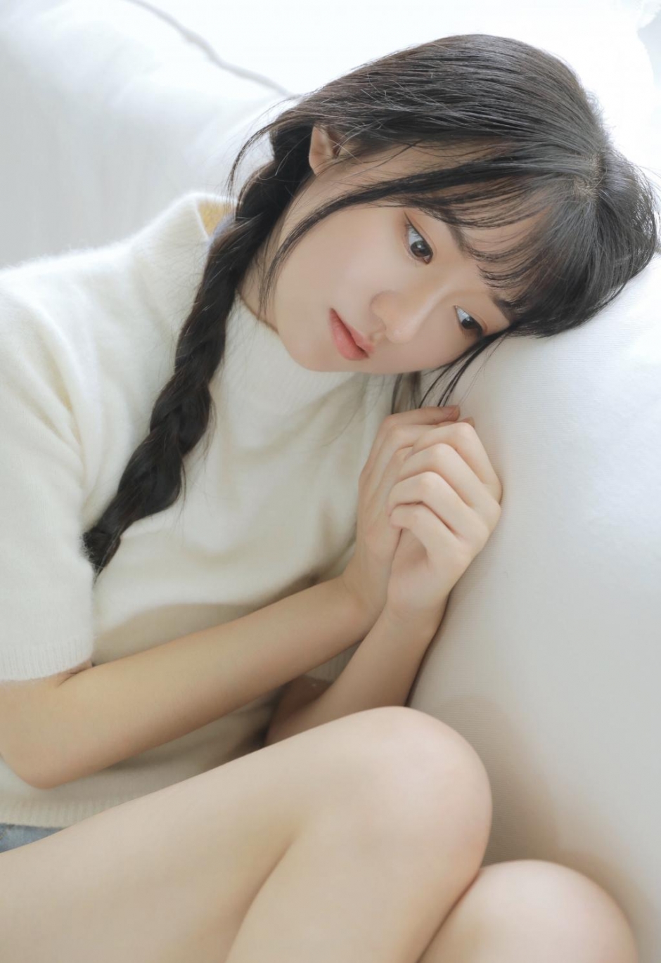 可爱美女麻花辫短裤好看壁纸图片