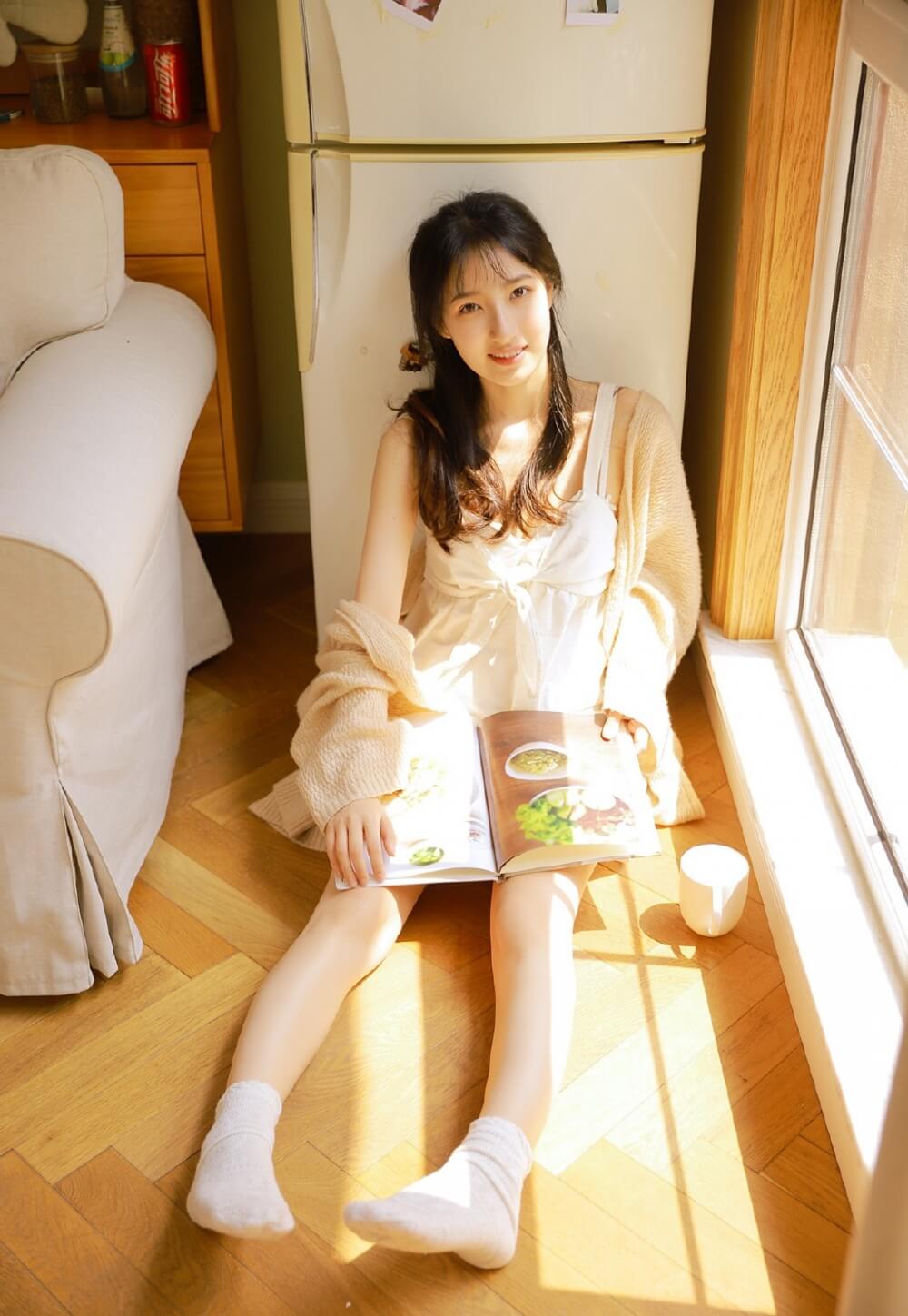 成熟气质邻家大姐姐室内清新动人暖系风格图片写真