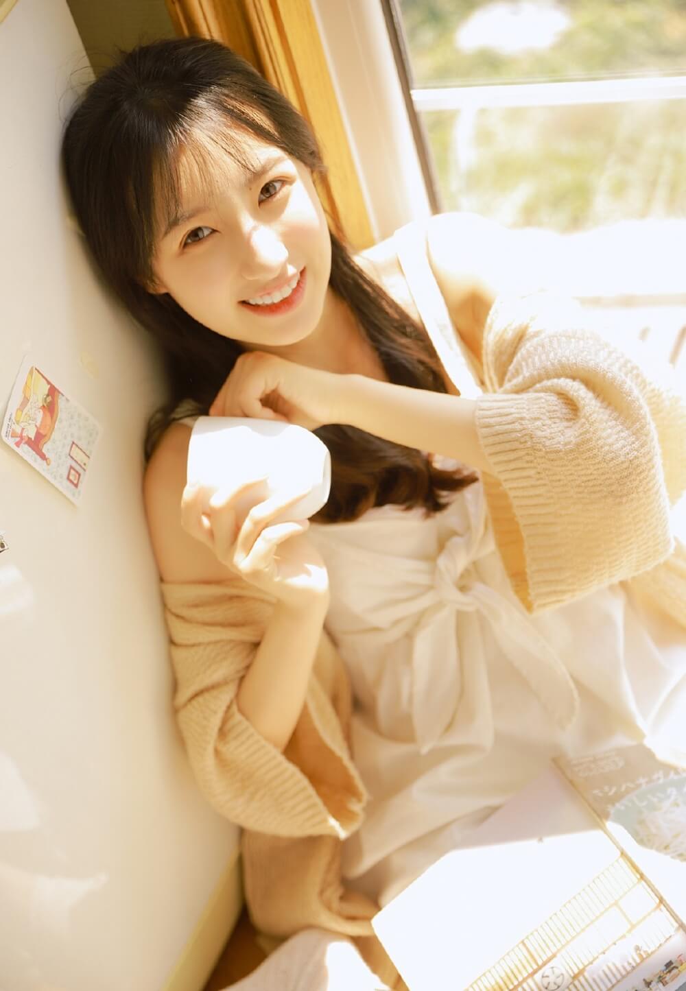 成熟气质邻家大姐姐室内清新动人暖系风格图片写真