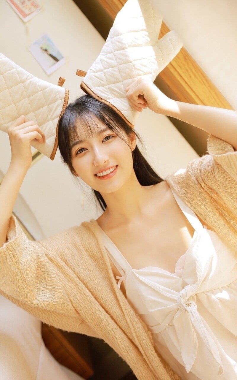 成熟气质邻家大姐姐室内清新动人暖系风格图片写真