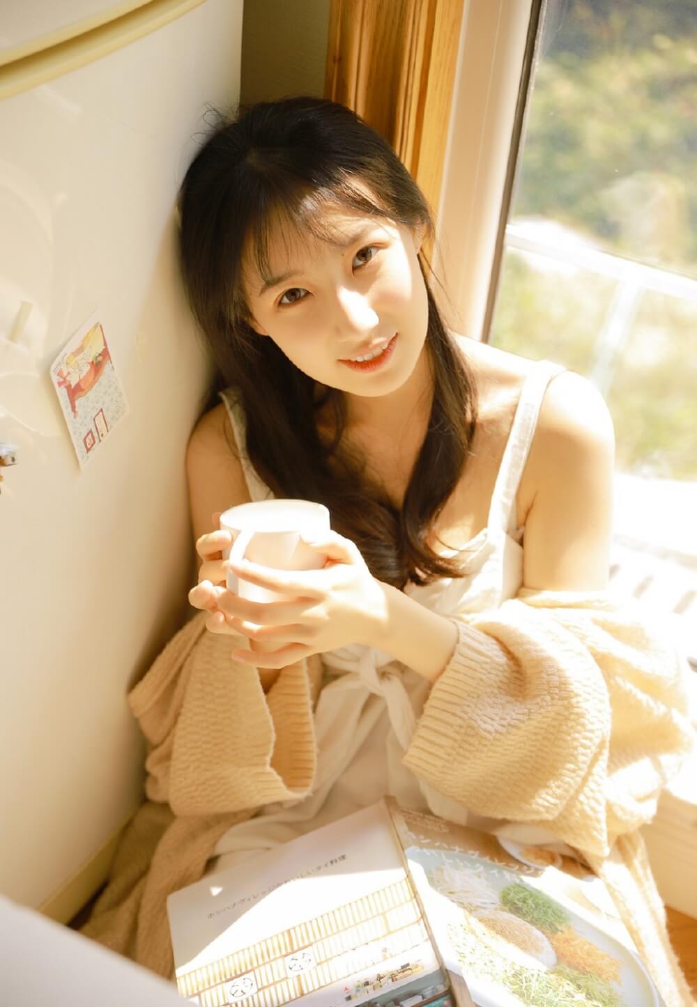 成熟气质邻家大姐姐室内清新动人暖系风格图片写真