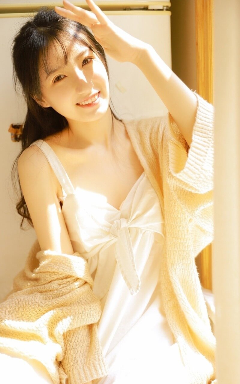 成熟气质邻家大姐姐室内清新动人暖系风格图片写真