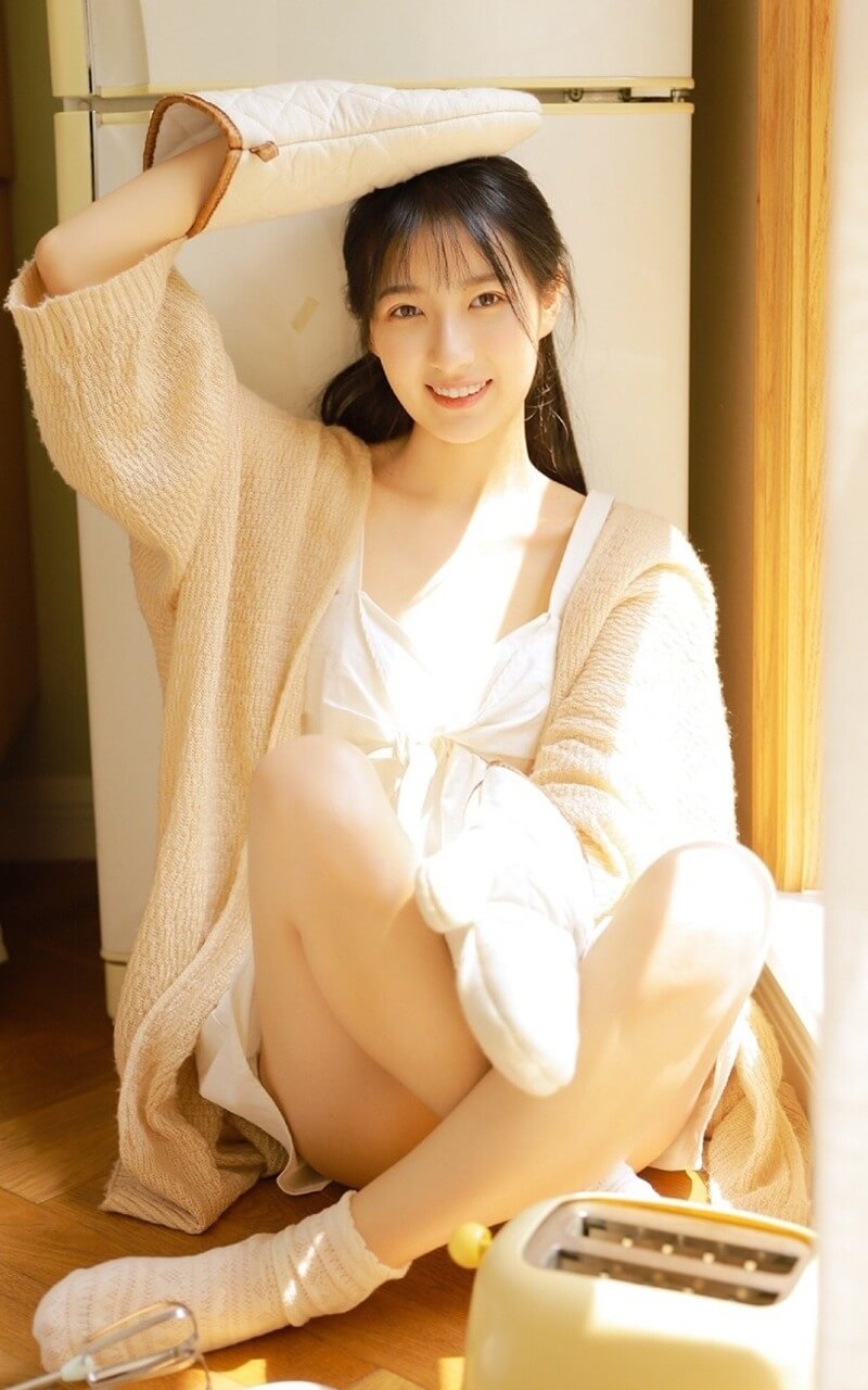 成熟气质邻家大姐姐室内清新动人暖系风格图片写真