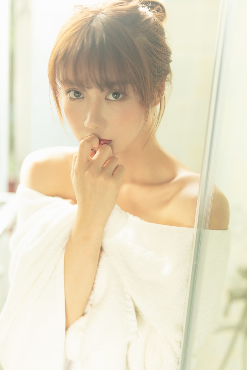 露肩微博的美女浴室可爱梦幻写真，又纯又欲