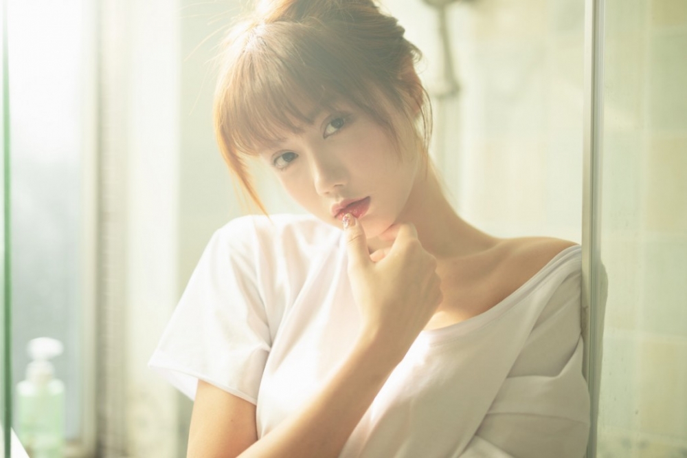 露肩微博的美女浴室可爱梦幻写真，又纯又欲