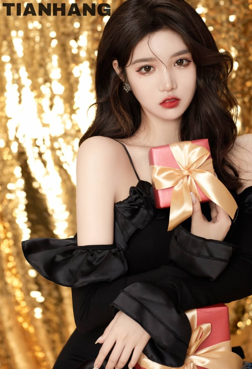 妩媚尤物嫩模香肩吊带迷人性感图片