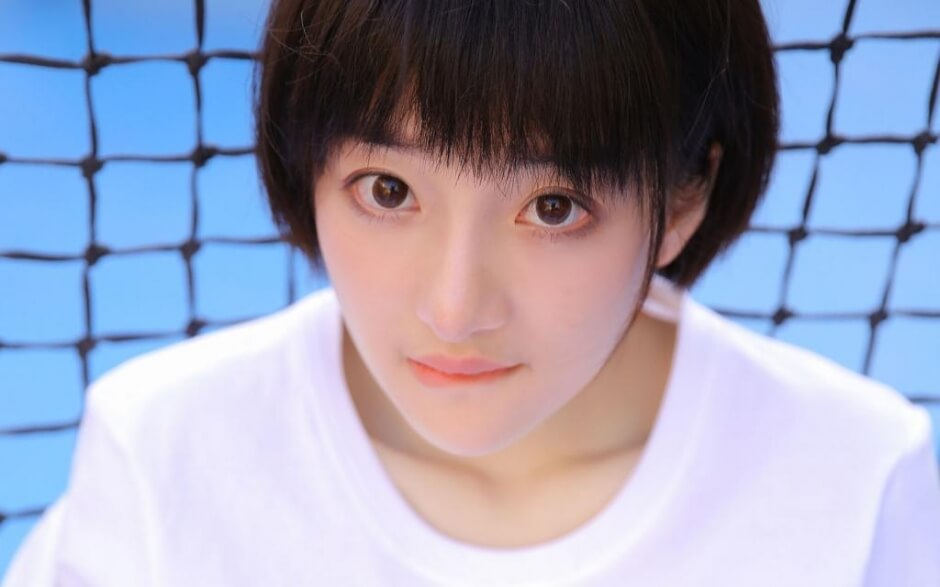 长相清纯的美女校花俏皮可爱户外写真图片