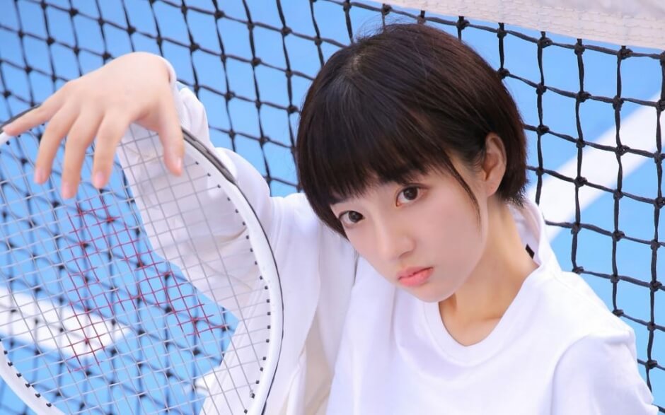 长相清纯的美女校花俏皮可爱户外写真图片