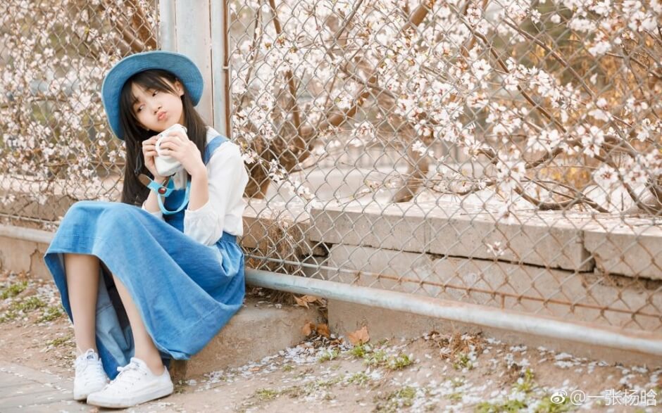 长相清纯的美女校花俏皮可爱户外写真图片