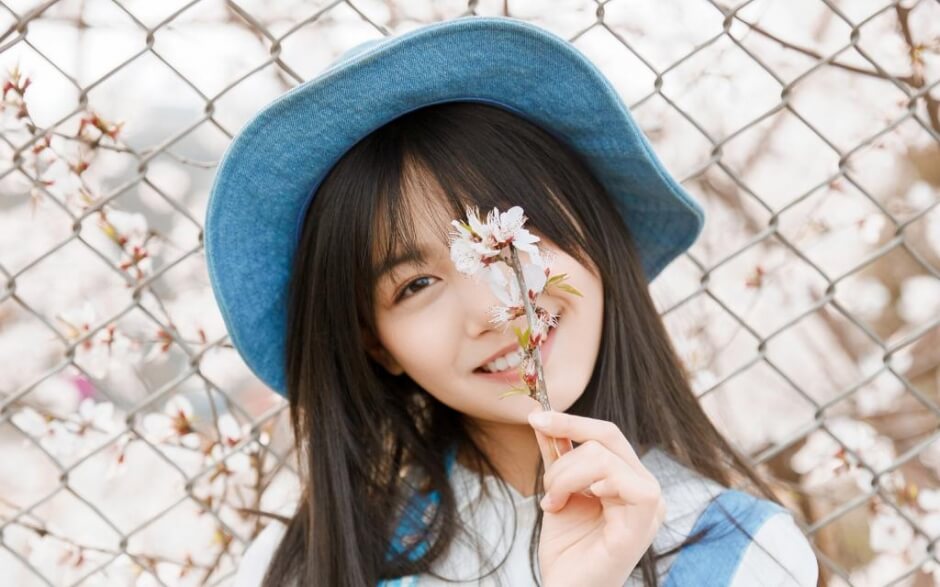 长相清纯的美女校花俏皮可爱户外写真图片