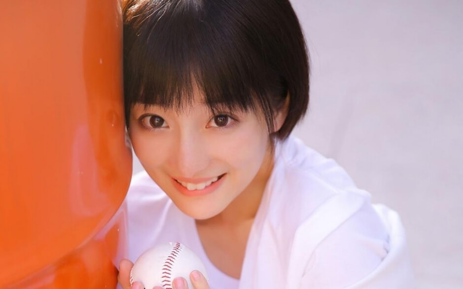 长相清纯的美女校花俏皮可爱户外写真图片