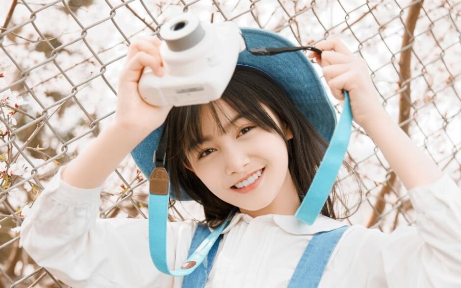 长相清纯的美女校花俏皮可爱户外写真图片