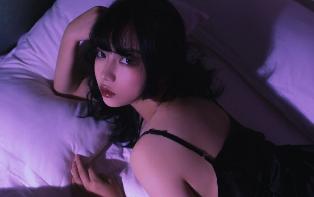 甜酷美女性感黑色吊带睡衣暧昧光影写真图片