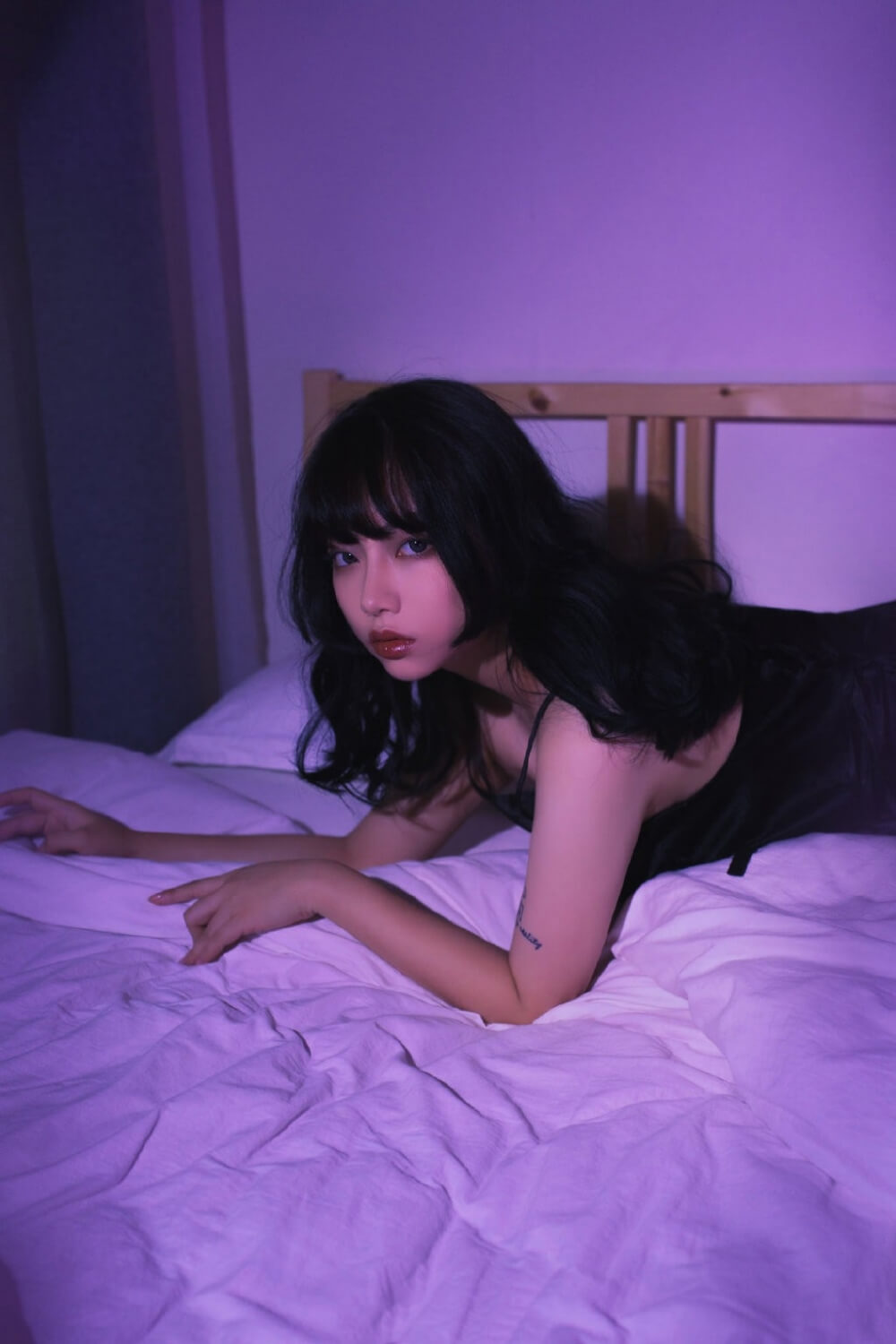 甜酷美女性感黑色吊带睡衣暧昧光影写真图片