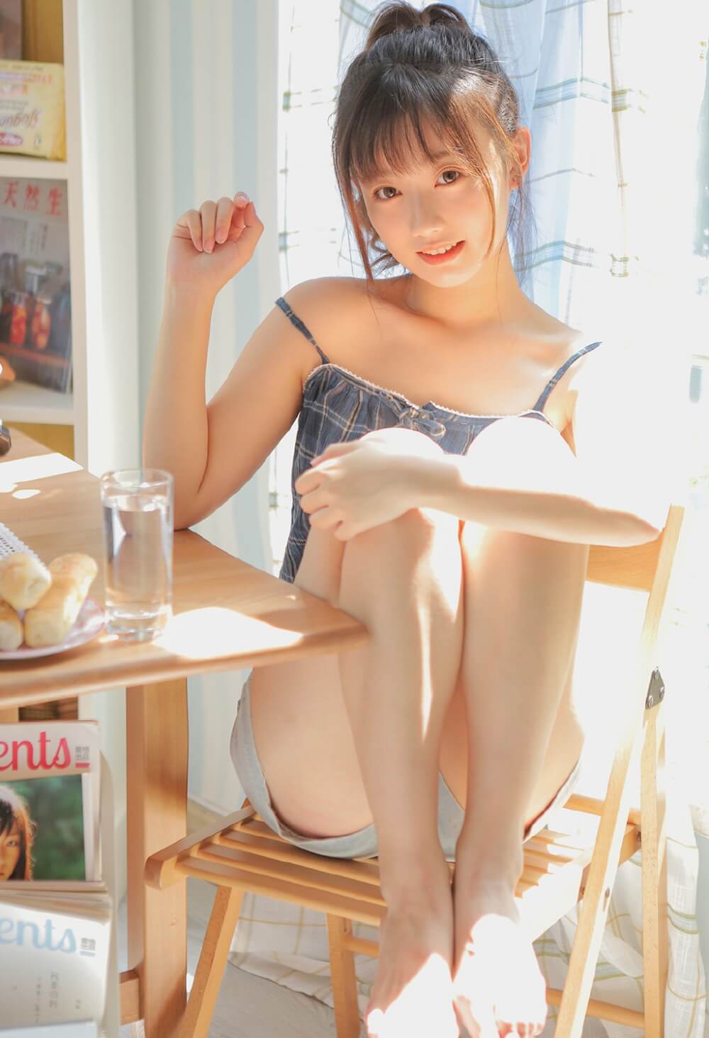 日系风格吊带大眼美女性感美腿图片