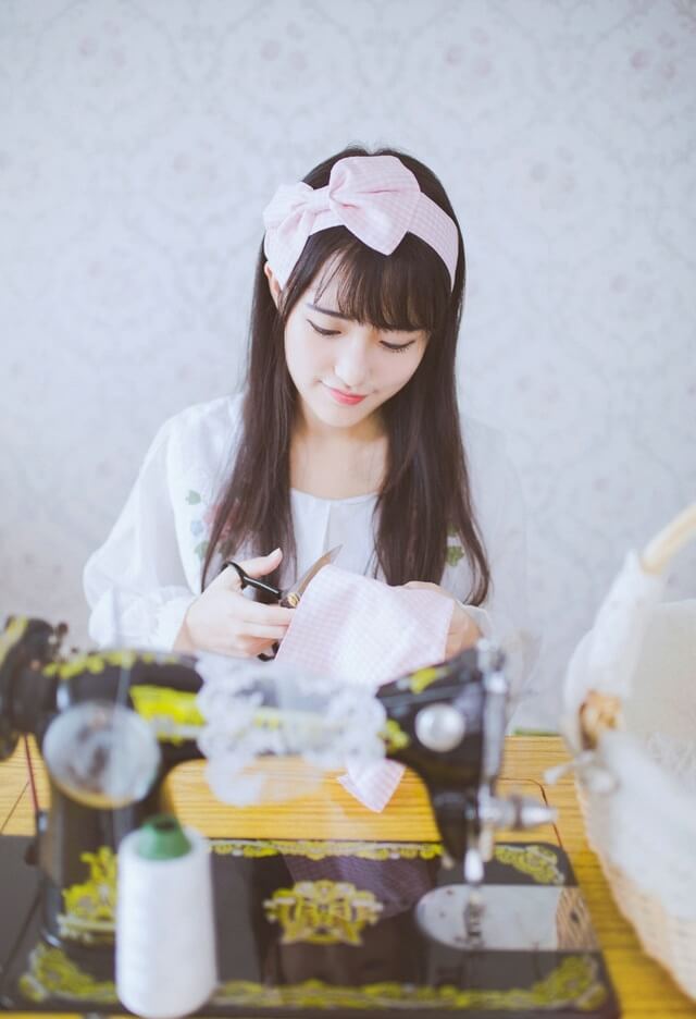 清秀淡雅的可爱美女裁缝清纯写真图片