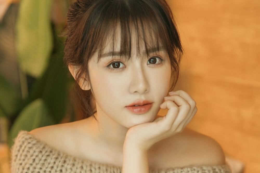 穿着镂空针织衫的性感女神香肩诱惑照片