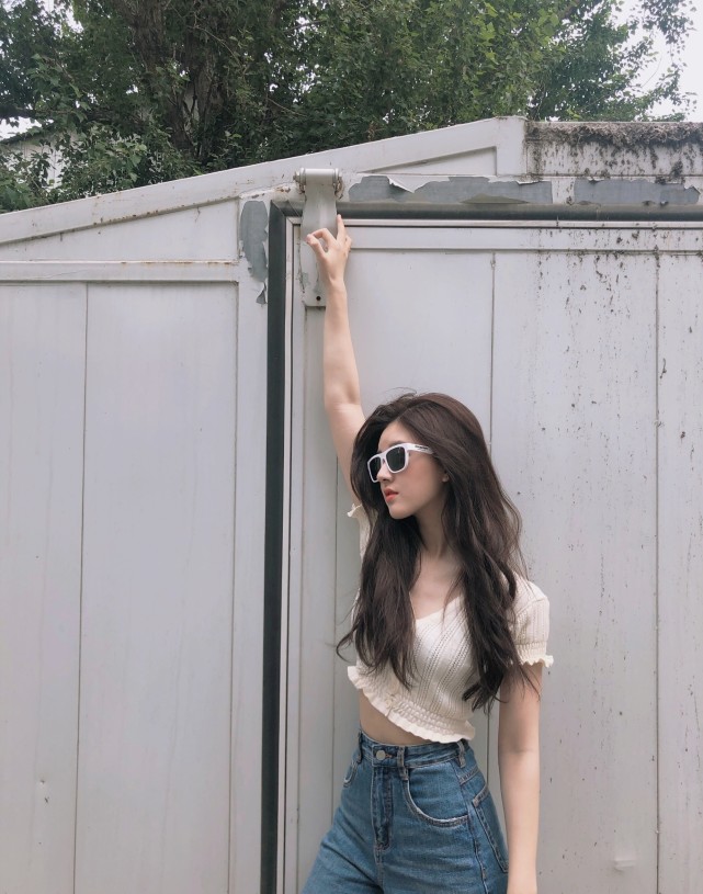 简单休闲的西装牛仔裤赵露思却穿得好甜美,“初恋女孩”无疑了