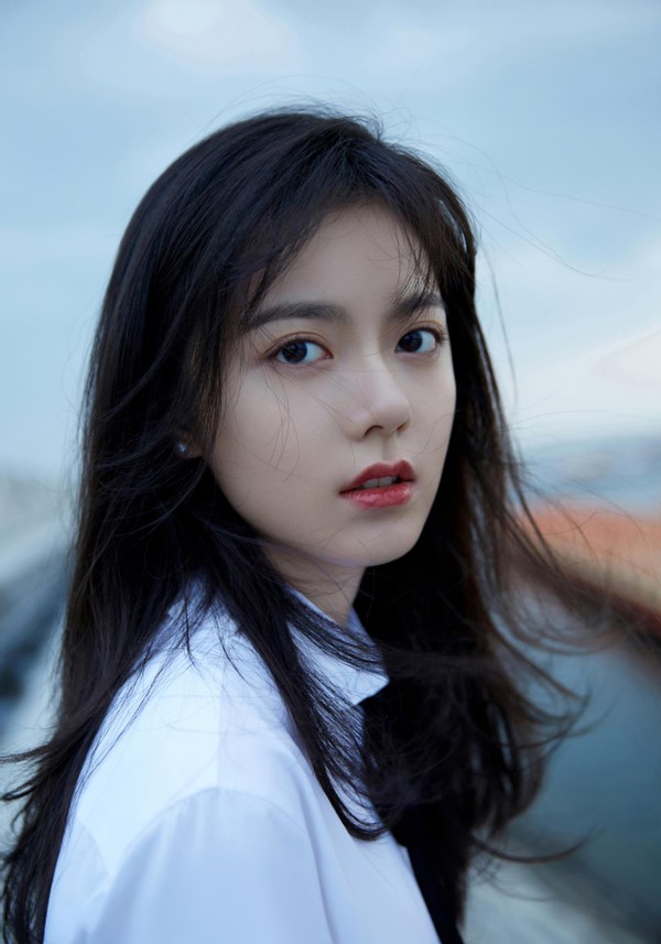 “国民女儿”赵今麦光脚海边拍大片,学院风穿搭太美丽