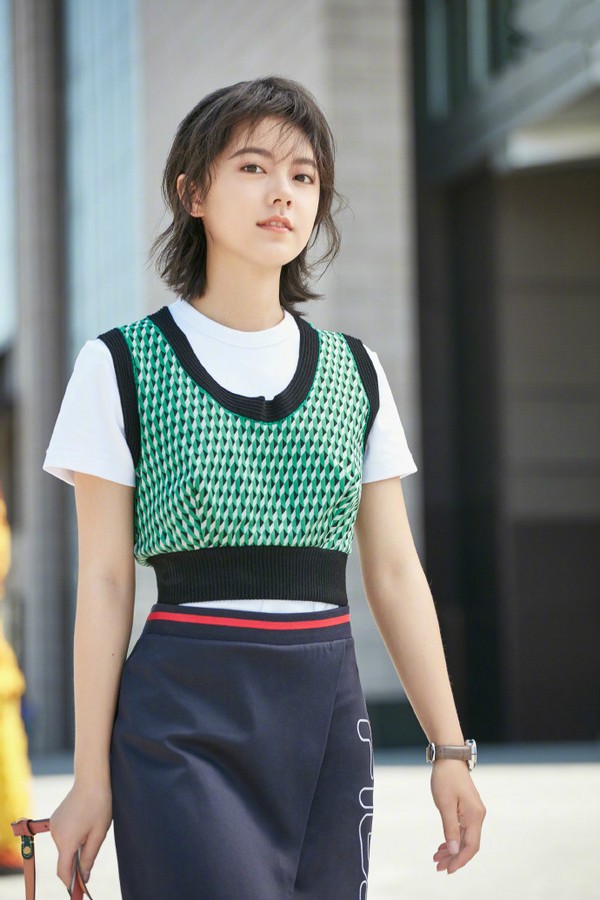 “国民女儿”赵今麦光脚海边拍大片,学院风穿搭太美丽