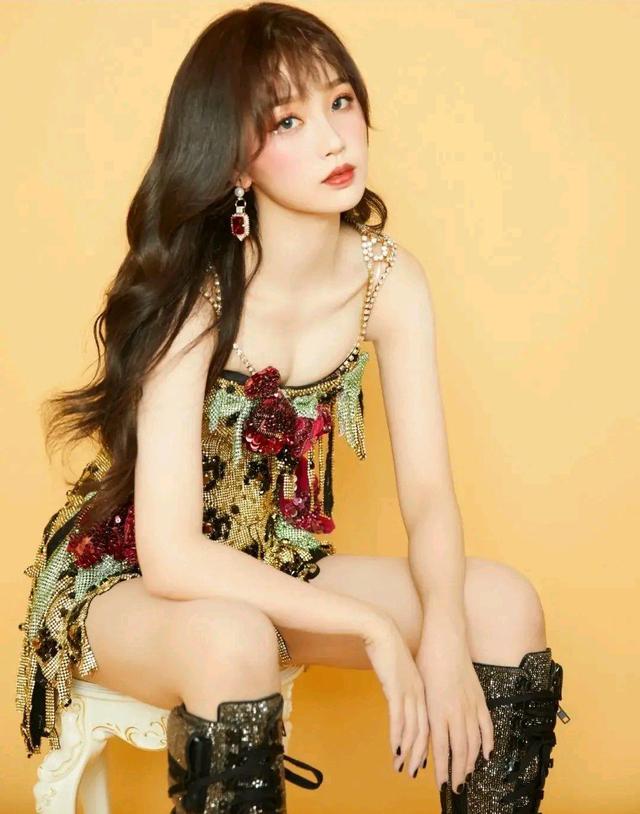 虞书欣越穿越美 彩色吊带裙天使颜值魔鬼身材