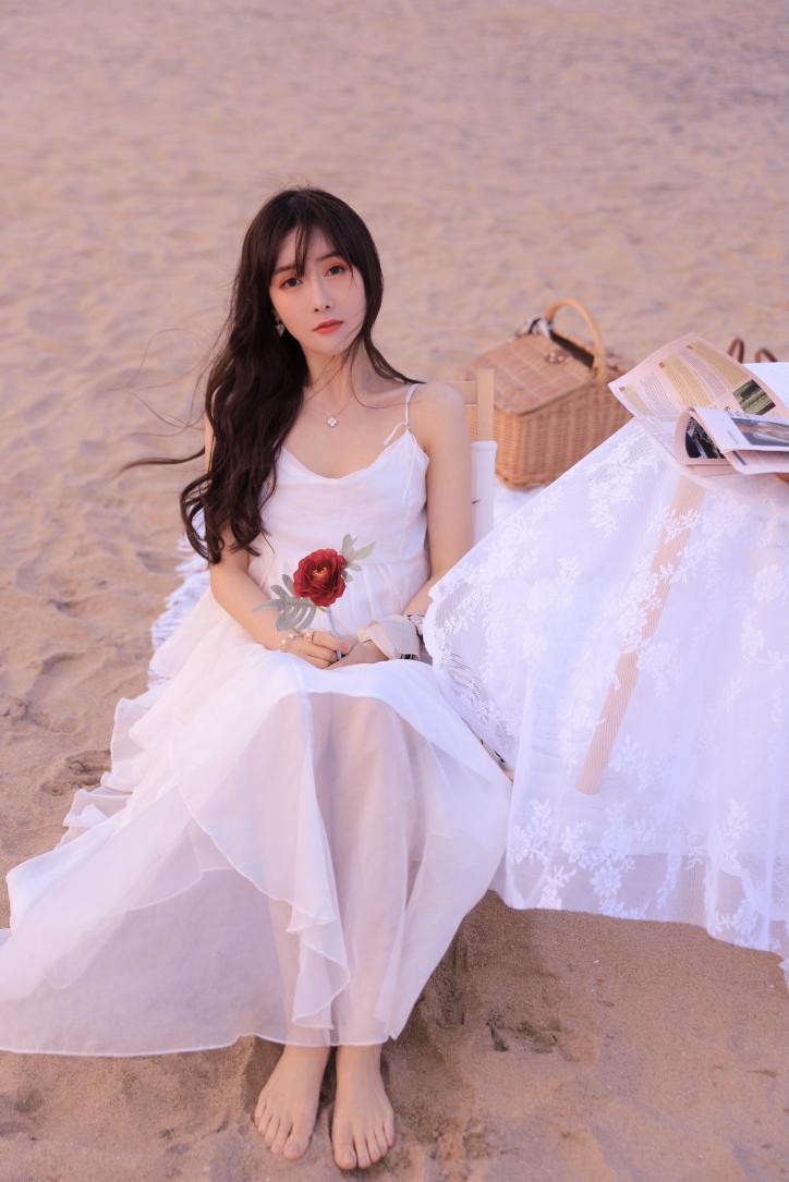 温果希日系沙滩写真,纯欲卷发艳压林小宅