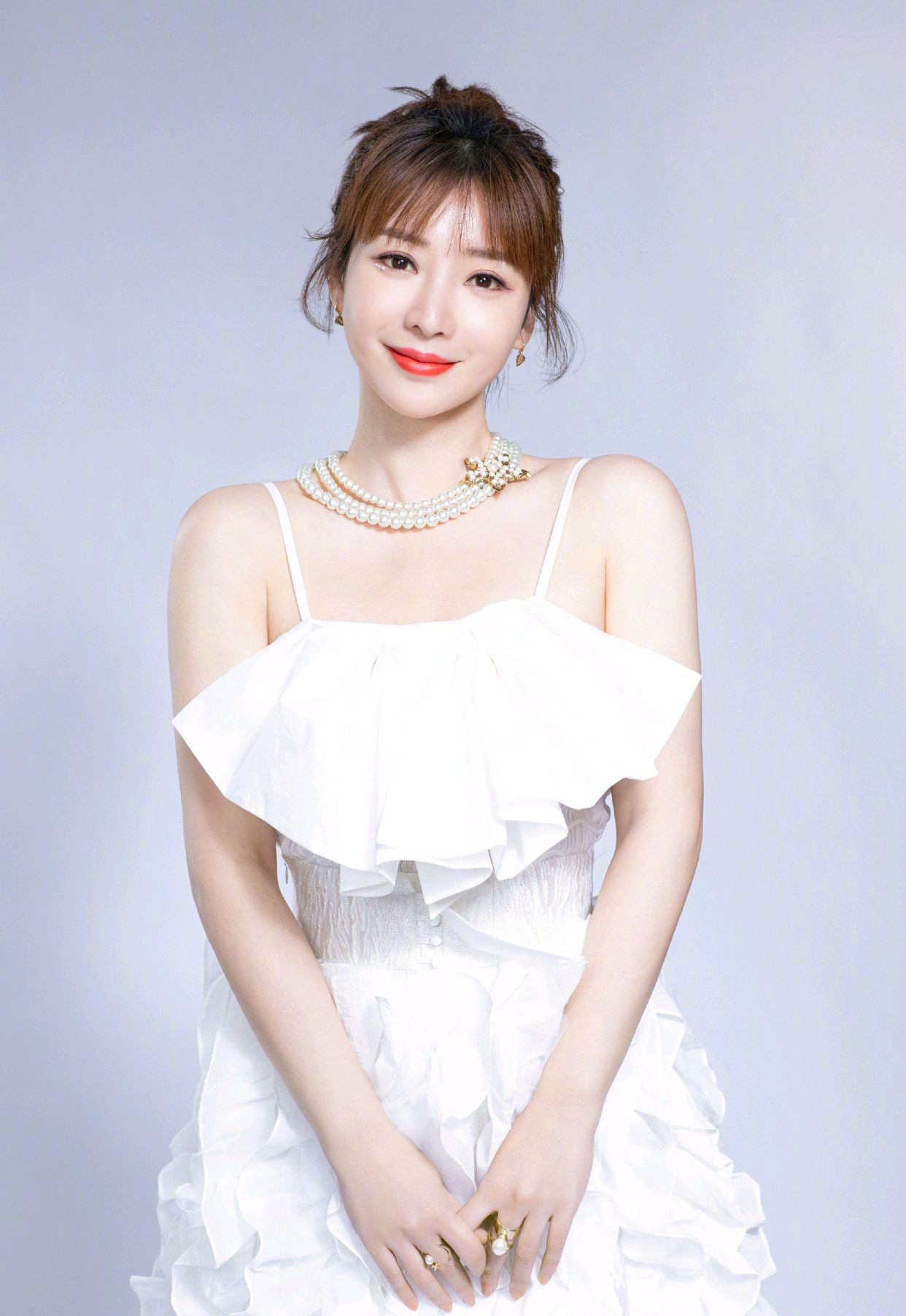 柳岩穿白色吊带连衣裙，美得像少女一样