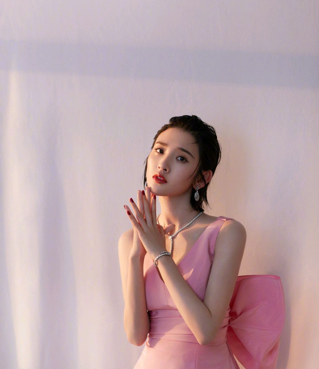 唐艺昕V领粉色连衣裙不仅甜美还减龄，这样的女生谁不爱