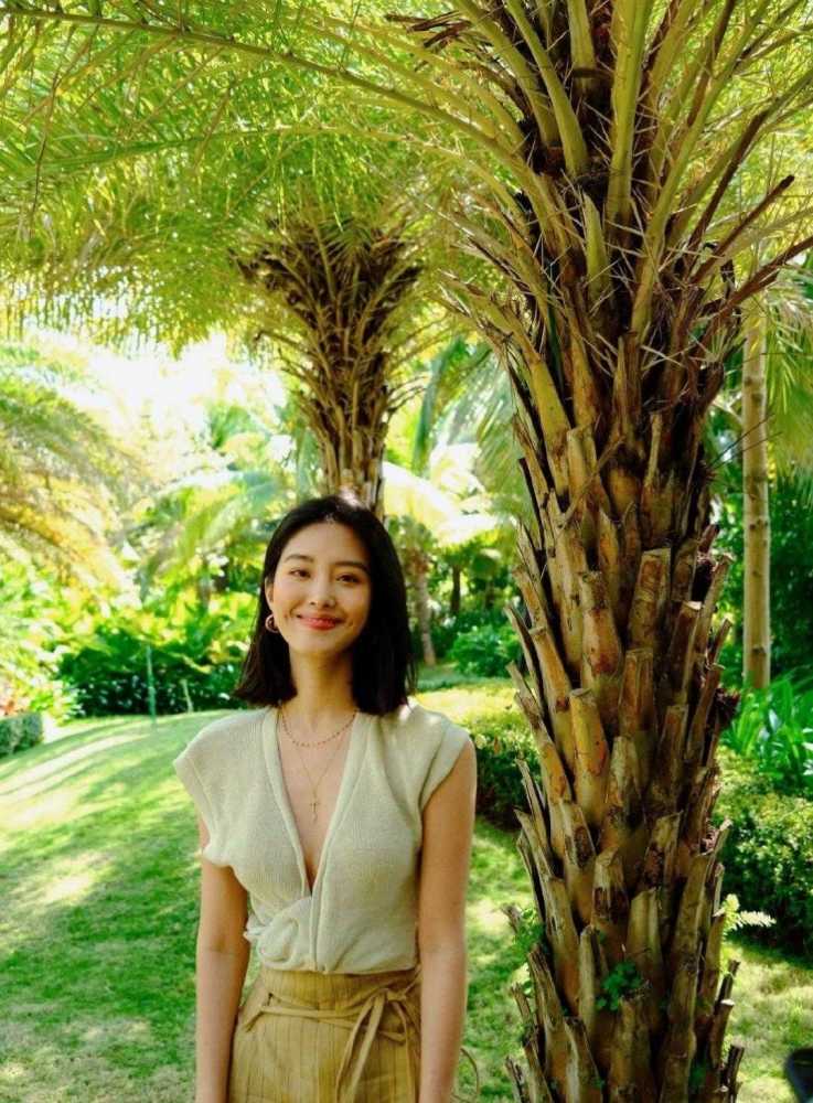 杨采钰真空穿针织开衫直接撑满,配阔腿裤气质满满