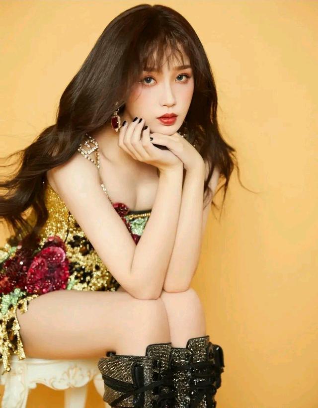 虞书欣越穿越美 彩色吊带裙天使颜值魔鬼身材