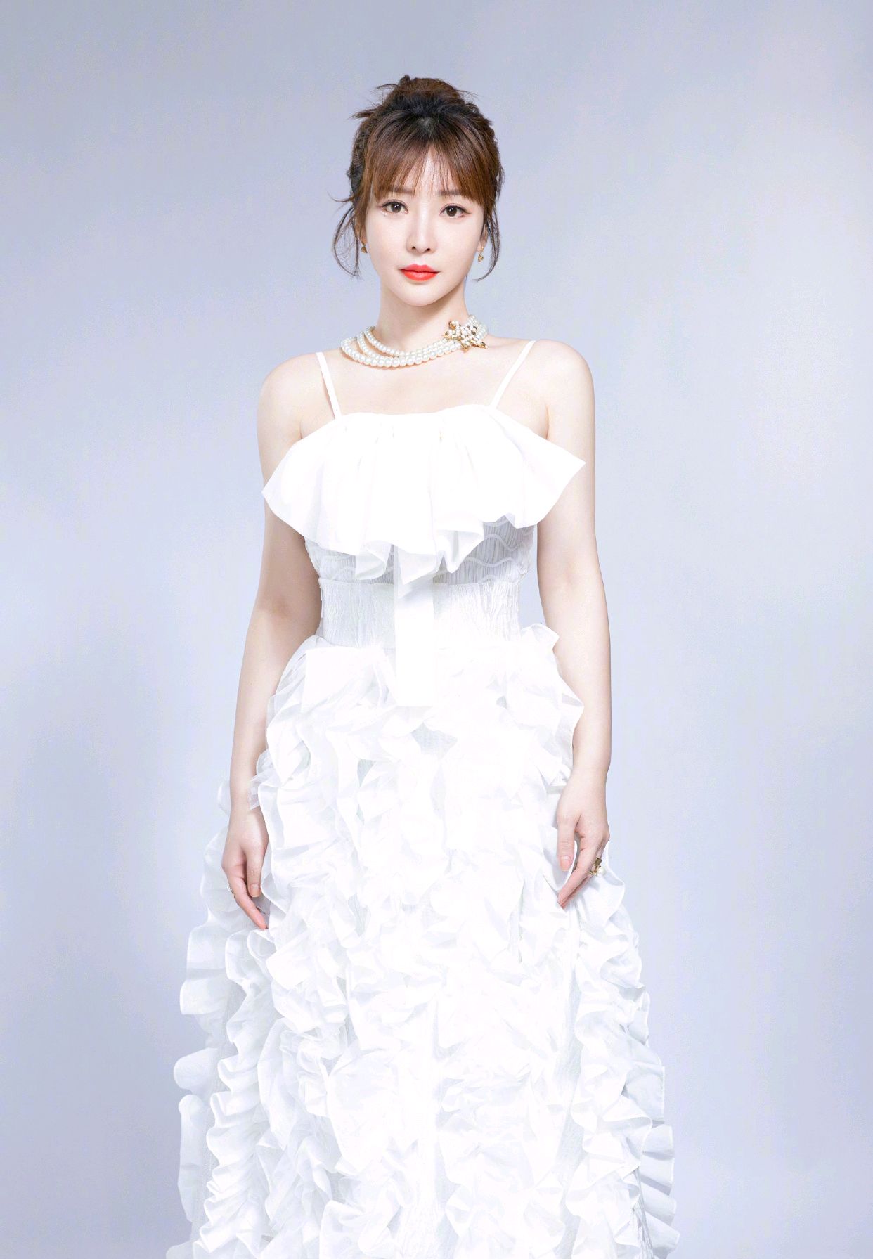 柳岩穿白色吊带连衣裙，美得像少女一样