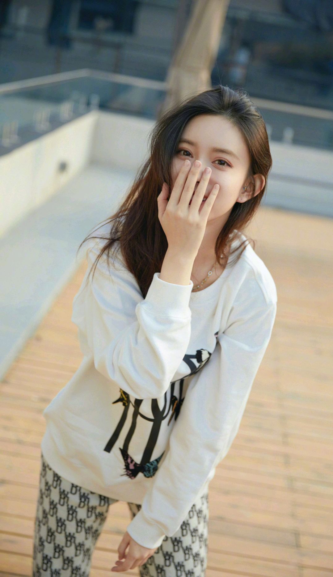 孟子义私服穿白色卫衣配印花休闲裤，意外穿出高级感