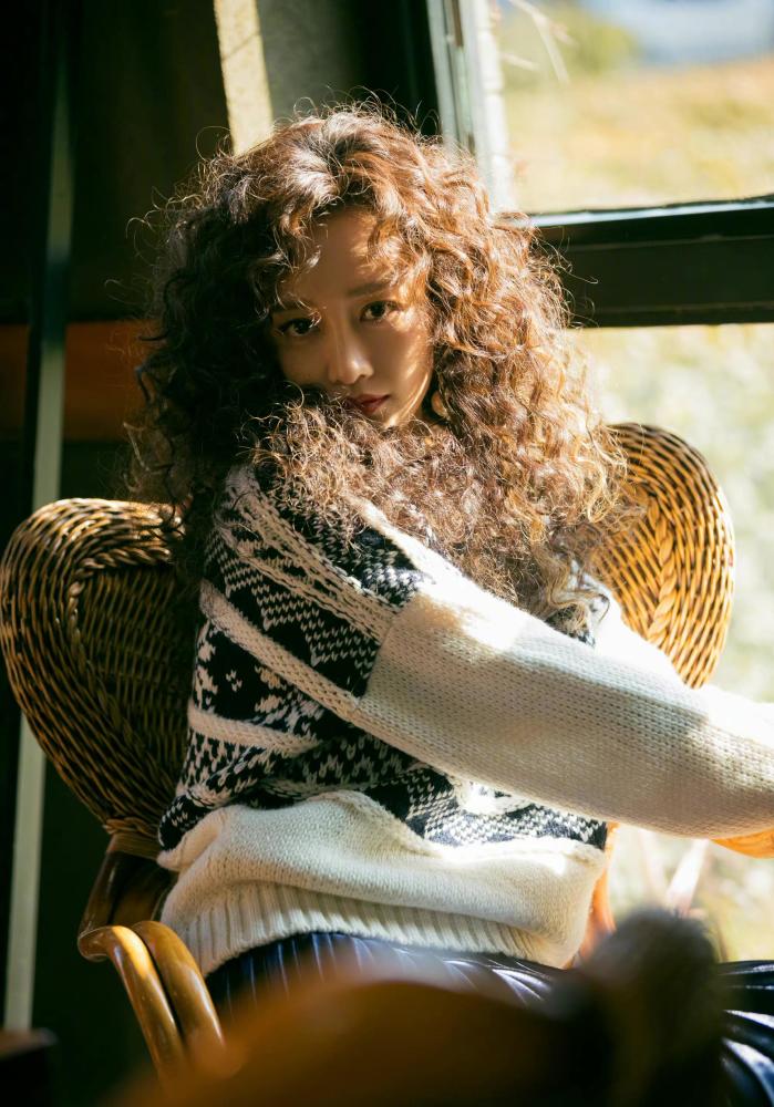 谁说羊毛卷发显老？王鸥最新卷发时尚减龄还有气质