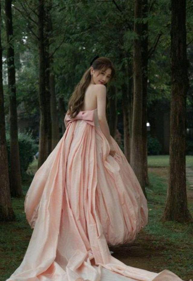 虞书欣越穿越美 彩色吊带裙天使颜值魔鬼身材