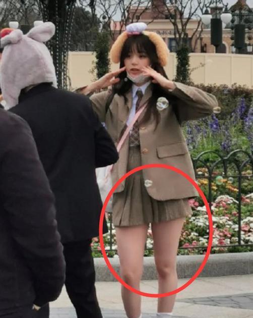 欧阳娜娜逛迪士尼被抓拍,看清路人镜头下的腿围,我没眼花吧?
