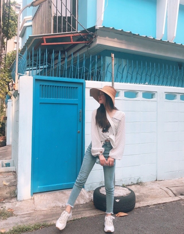 简单休闲的西装牛仔裤赵露思却穿得好甜美,“初恋女孩”无疑了