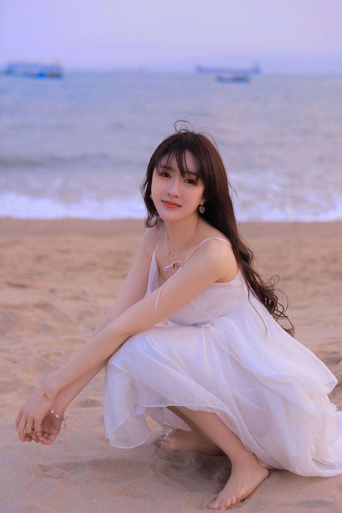 温果希日系沙滩写真,纯欲卷发艳压林小宅