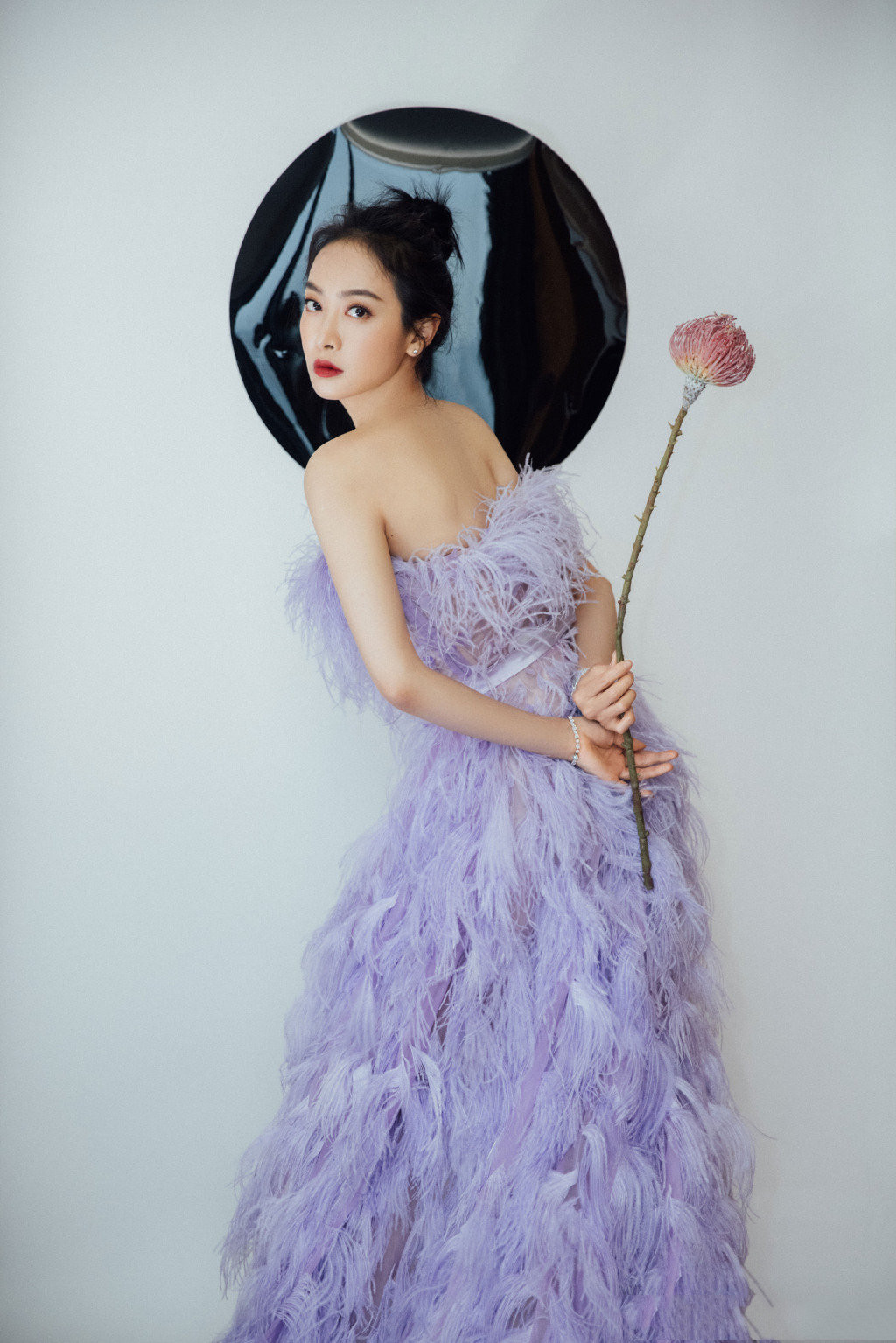 宋茜穿紫色羽毛裙像仙子，造型浮夸却美得有韵味