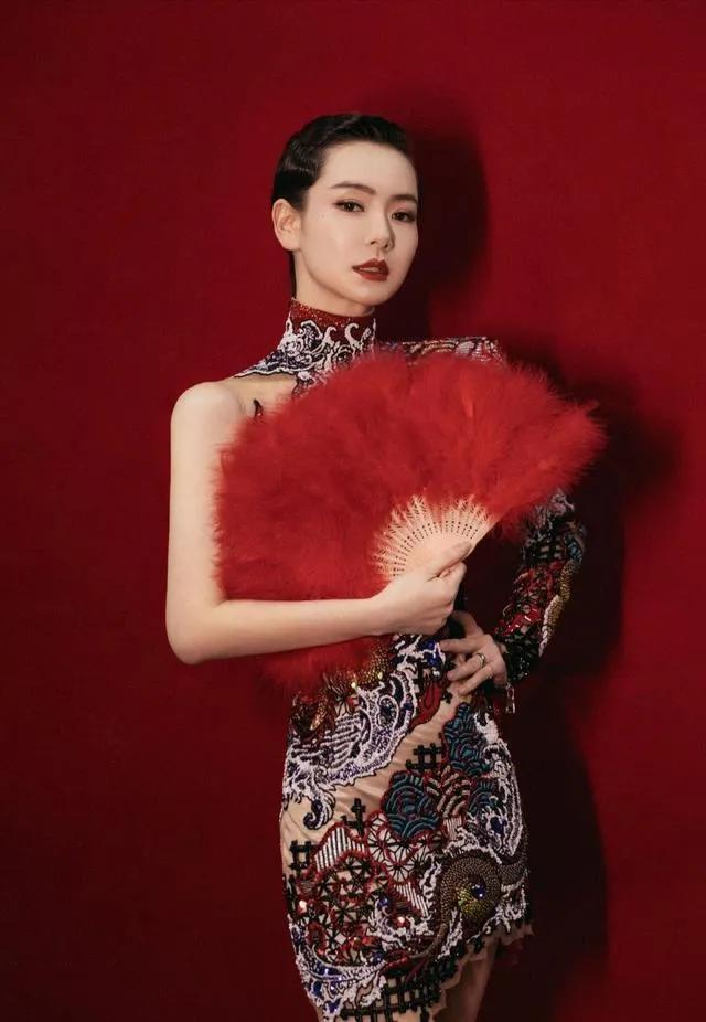 戚薇穿旗袍带有浓浓中国风，高贵气质压不住妩媚性感！