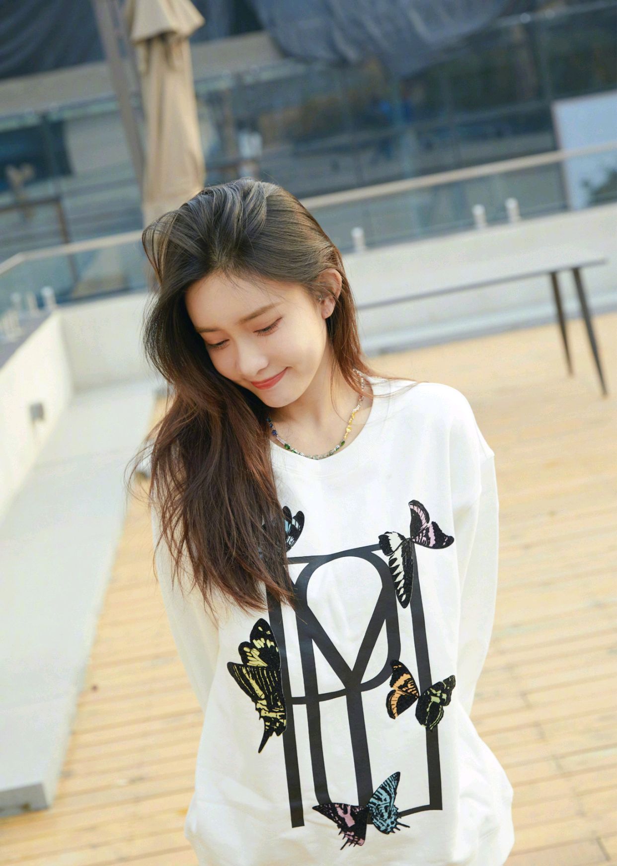 孟子义私服穿白色卫衣配印花休闲裤,意外穿出高级感